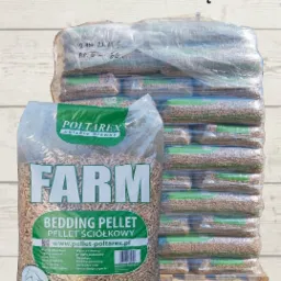 Paleta z workami pelletu drzewnego Poltarex FARM, przeznaczona jako ściółka dla zwierząt. Worki ułożone jeden na drugim, owinięte folią. Widoczny napis 'polskie drewno'.