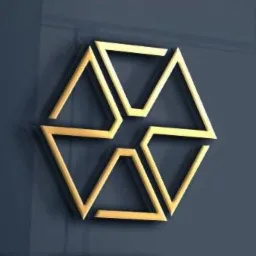 Złoty, geometryczny logotyp w kształcie sześciokąta, złożony z sześciu trójkątów, umieszczony na ciemnogranatowym, matowym tle ściany.