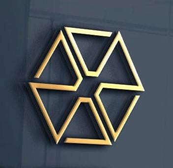 Złoty, geometryczny logotyp w kształcie sześciokąta, złożony z sześciu trójkątów, umieszczony na ciemnogranatowym, matowym tle ściany.