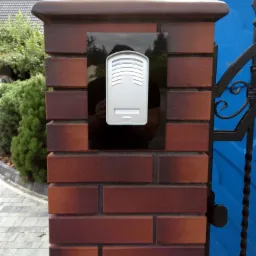 Nowy domofon z maskowaniem otworu(większego) po starym domofonie