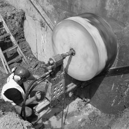 Wiercenie otworów w betonie, średnica 1000 mm,