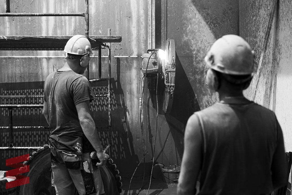 Cięcie ściany z żelbetu. Grubość materiału wynosiła 25 cm + 10 cm elewacji z blachy i styropianu.