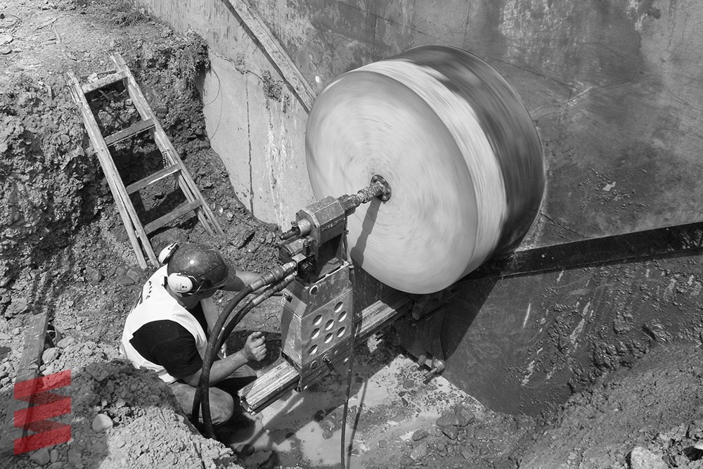 Wiercenie otworów w betonie, średnica 1000 mm,
