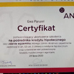 Skan certyfikatu Ewy Paruzel potwierdzającego ukończenie szkolenia na pośrednika kredytu hipotecznego, wydany 24 lipca 2020 przez ANG, podpisany przez Katarzynę Dmowską i Artura Nowaka-Gocławskiego.