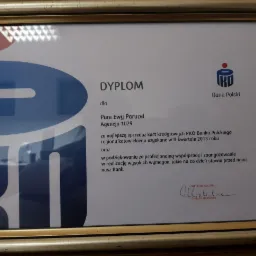 Oprawiony w złotą ramkę dyplom dla Pani Ewy Paruzel z Agencji 1029 za najlepszą sprzedaż kart kredytowych PKO Banku Polskiego w regionie katowickim w II kwartale 2013 roku, z podpisem Dyrektora...