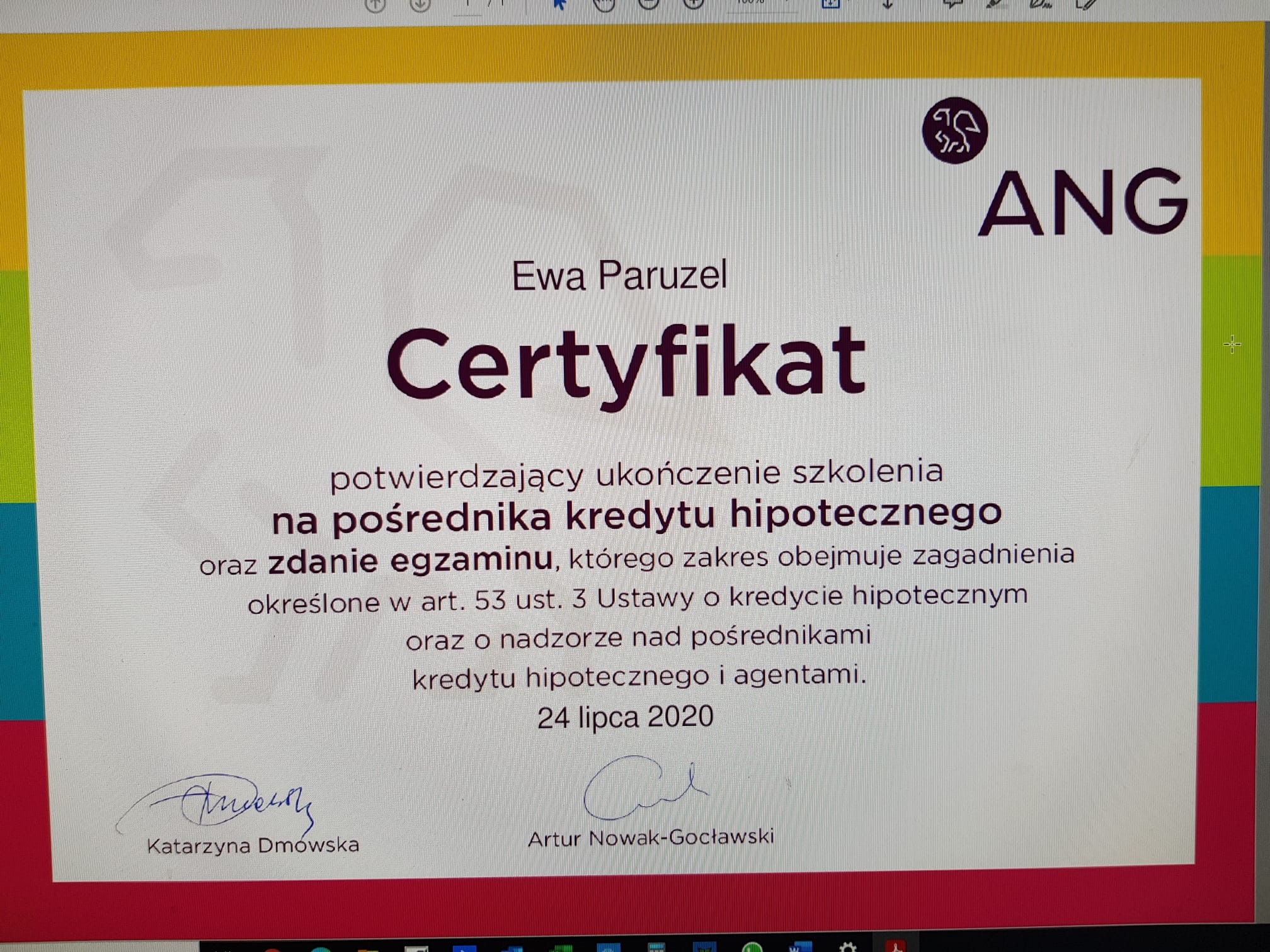 Skan certyfikatu Ewy Paruzel potwierdzającego ukończenie szkolenia na pośrednika kredytu hipotecznego, wydany 24 lipca 2020 przez ANG, podpisany przez Katarzynę Dmowską i Artura Nowaka-Gocławskiego.