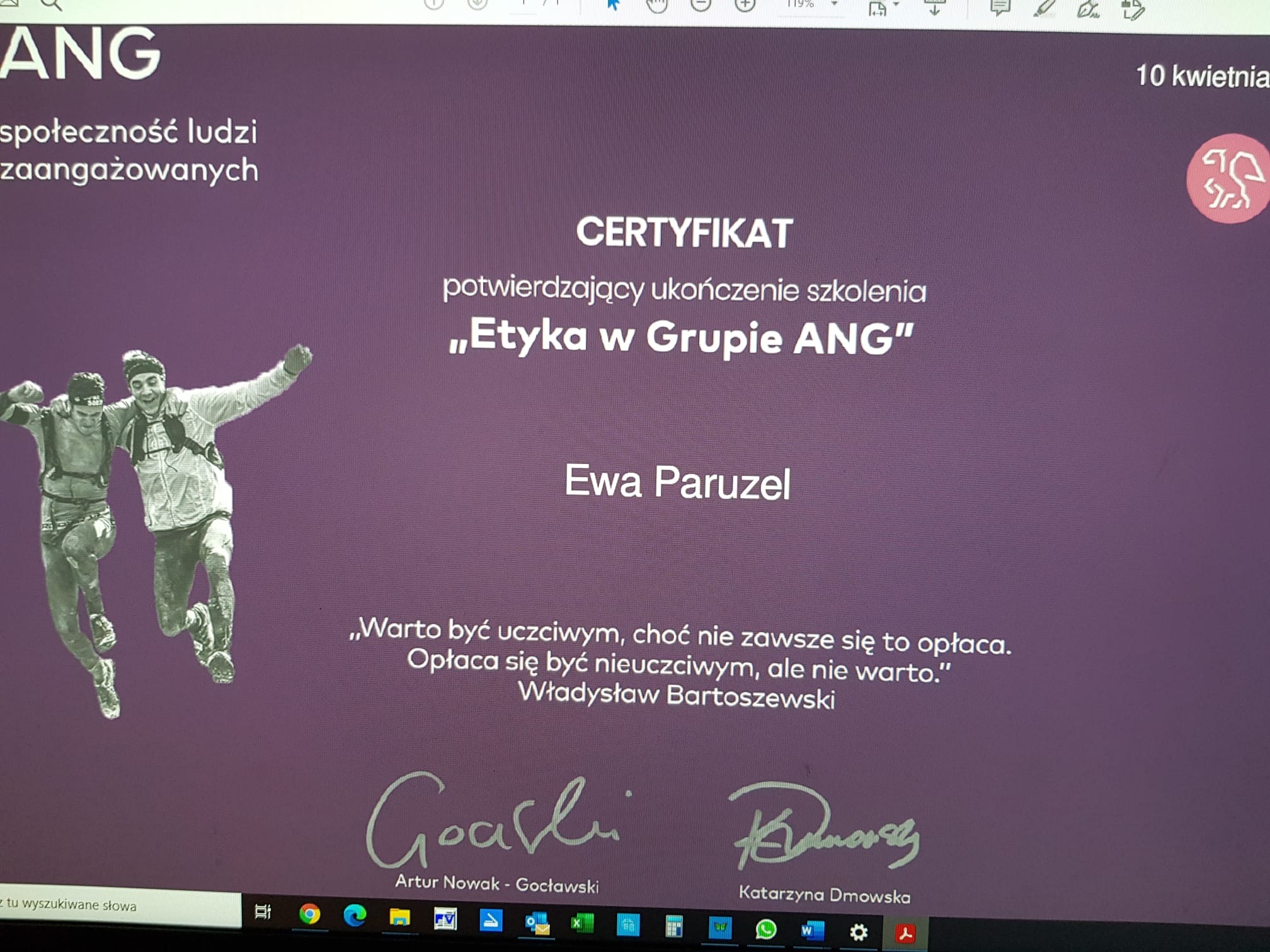 Certyfikat ukończenia szkolenia 'Etyka w Grupie ANG' dla Ewy Paruzel, z wizerunkiem dwóch uśmiechniętych osób wspinających się, z podpisami Artura Nowaka-Gocławskiego i Katarzyny Dmowskiej.
