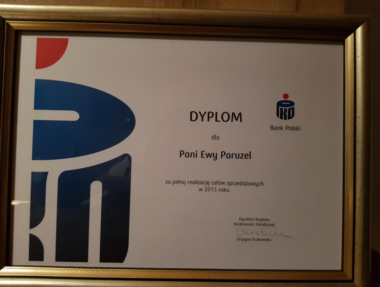 Dyplom w złotej ramie dla Pani Ewy Paruzel za realizację celów sprzedażowych w 2013 roku, logo PKO Bank Polski.