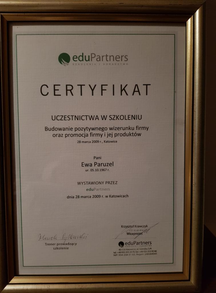 Certyfikat uczestnictwa w szkoleniu 'Budowanie pozytywnego wizerunku firmy oraz promocja firmy i jej produktów' wystawiony przez eduPartners dla Ewy Paruzel, podpisany przez trenera i wiceprezesa...