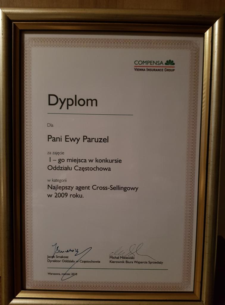 Oprawiony w złotą ramę dyplom dla Pani Ewy Paruzel za zajęcie I miejsca w konkursie Oddziału Częstochowa w kategorii Najlepszy agent Cross-Sellingowy w 2009 roku, z logo Compensa Vienna Insurance...