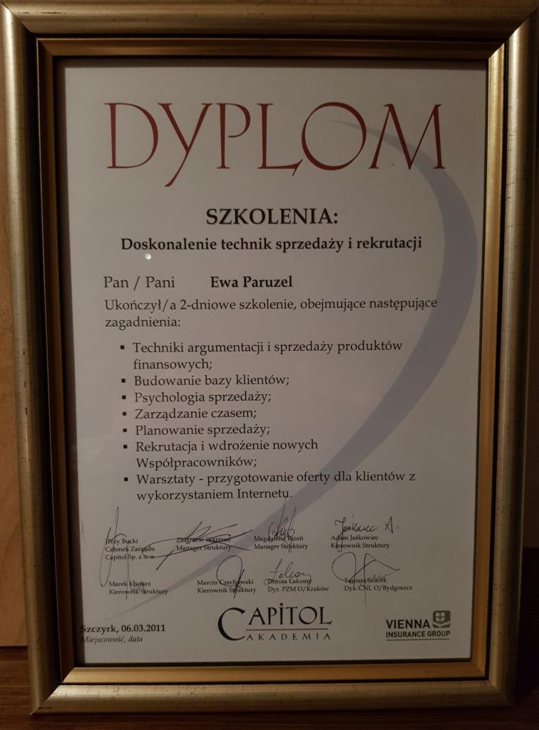 Oprawiony w złotą ramkę dyplom ukończenia szkolenia z zakresu doskonalenia technik sprzedaży i rekrutacji, wystawiony dla Ewy Paruzel przez Capitol Akademia, z listą zagadnień obejmujących techniki...