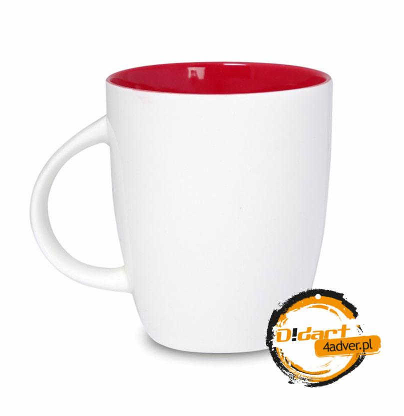 Biały kubek z czerwonym wnętrzem i logo firmy D!dart na dole po prawej, widoczny na białym tle.