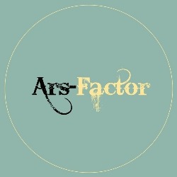 Logo firmy Ars-Factor w okręgu na jednolitym, pastelowym tle, z stylizowanymi literami i ornamentami.