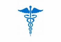 Błękitny symbol Eskulapa na białym tle. Wąż owinięty wokół laski, zwieńczony skrzydłami. Symbol medycyny, zdrowia i opieki zdrowotnej. Grafika wektorowa.