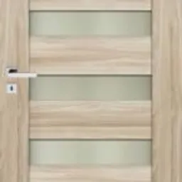 Drzwi wewnętrzne w odcieniach dębu angielskiego z trzema wąskimi szybkami poziomymi, widoczna klamka z zamkiem.