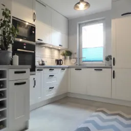 Jasna kuchnia w stylu skandynawskim z białymi szafkami z czarnymi uchwytami, szarymi płytkami nad blatem, roślinami w doniczkach i dywanem w zygzaki.