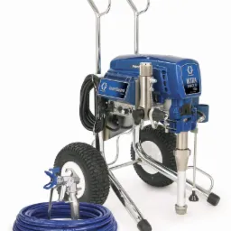 Profesjonalny agregat malarski Graco Ultra Max II 1095 na wózku z pistoletem i wężem, widok z przodu na białym tle.