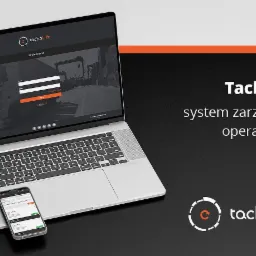 Laptop i smartfon prezentujące interfejs systemu Tachoinfo do zarządzania operacyjnego, z widocznym ekranem logowania na tle ciężarówki DAF i portu kontenerowego.