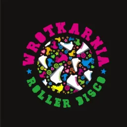 Kolorowy, okrągły logotyp z motywem wrotek i napisem 'Wrotkarnia Roller Disco' na czarnym tle, w stylu retro.