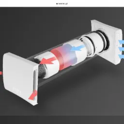 Przekrój poprzeczny systemu wentylacyjnego z filtrami, z zaznaczonym przepływem powietrza za pomocą czerwonych i niebieskich strzałek na szarym tle.