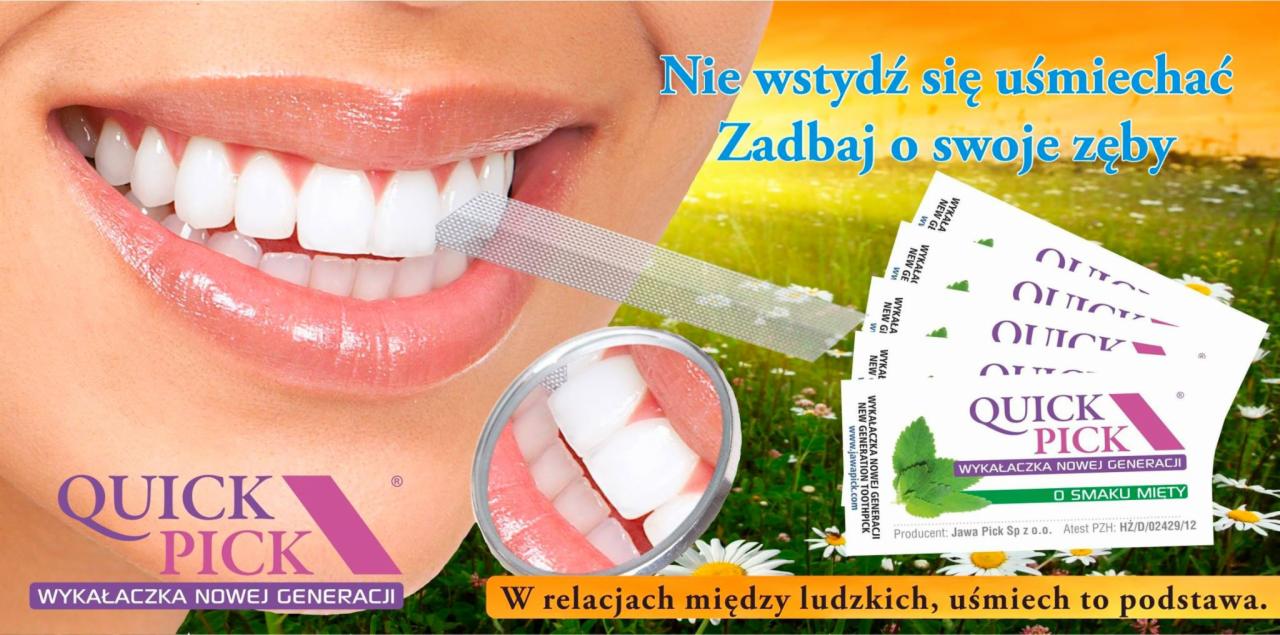 Zbliżenie na uśmiechnięte usta z wybielającym paskiem na zębach i powiększeniem zębów w lusterku, obok ulotki reklamowe wykałaczek z logo Quick Pick na tle łąki z hasłem 'Nie wstydź się uśmiechać.