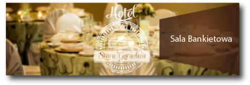 Elegancko nakryte stoły w Sali Bankietowej Hotelu Stara Gorzelnia, z delikatnym oświetleniem i dekoracjami kwiatowymi, gotowe na uroczystość.
