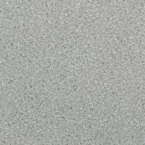 Szara wykładzina PCV o drobnej, nieregularnej strukturze, imitująca kamień lub beton, z widocznymi drobnymi ciemniejszymi i jaśniejszymi punktami.