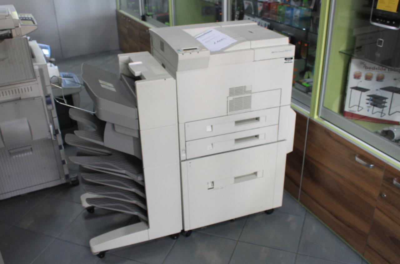 Używana kserokopiarka A3 w Gołdapi, z podajnikiem na dużą ilość kartek, stojąca w pomieszczeniu z meblami biurowymi.