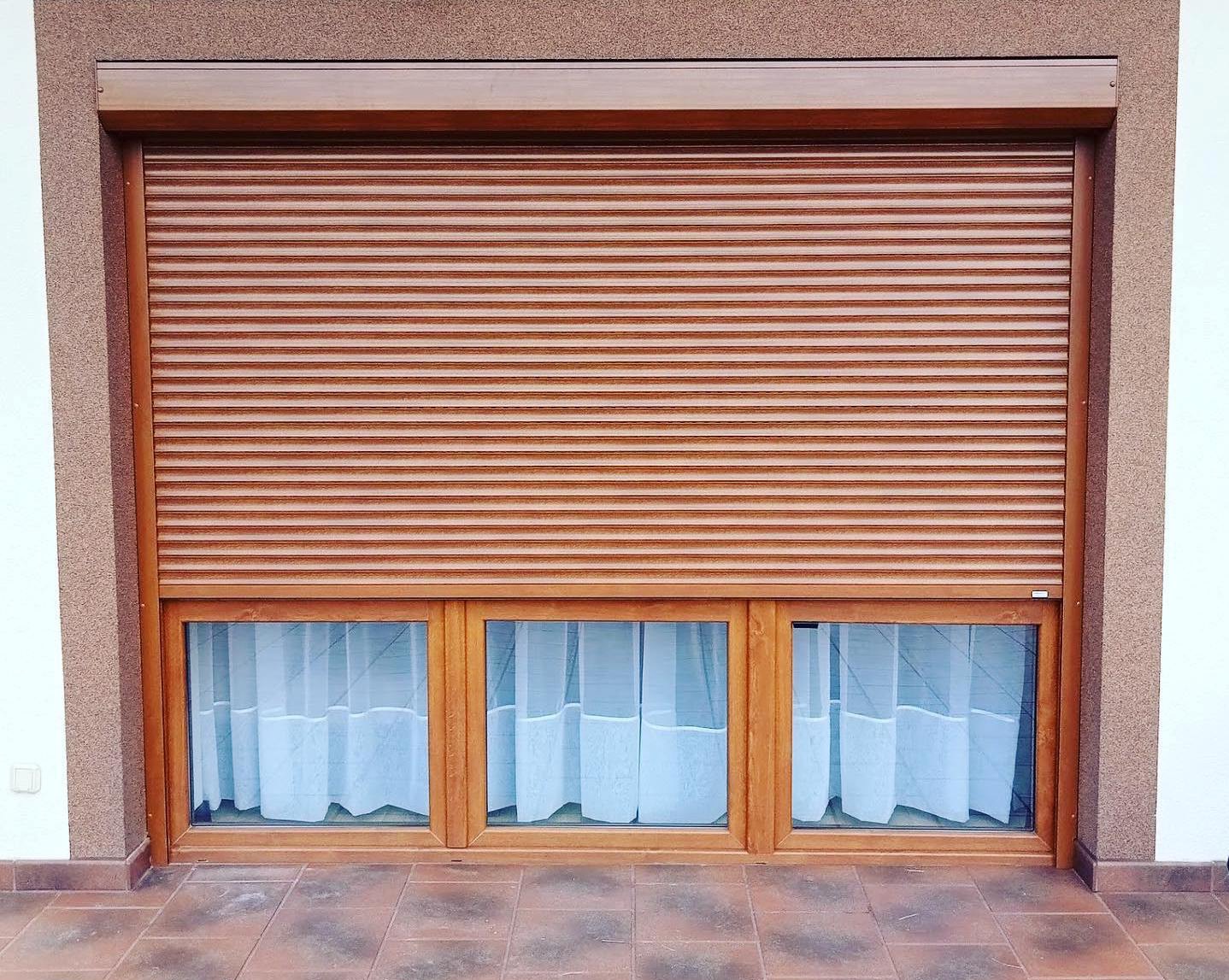 Roleta natynkowa na oknie balkonowym u klienta w Chorzowie .