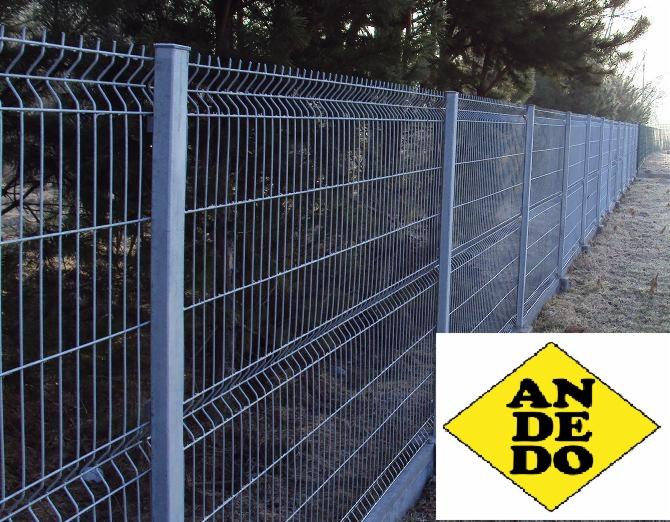 Metalowe ogrodzenie panelowe z podmurówką i słupkami, widok z boku, z logo firmy w prawym dolnym rogu. Siatka zgrzewana, ocynkowana ogniowo.