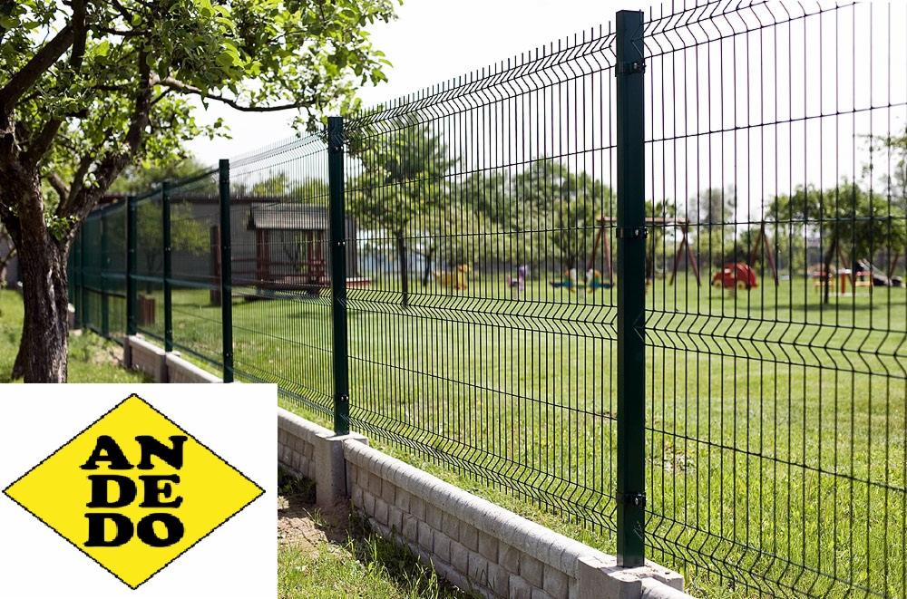 Nowoczesne ogrodzenie panelowe z podmurówką na tle zielonego trawnika i placu zabaw. Solidna konstrukcja, estetyczny wygląd, ochrona posesji.