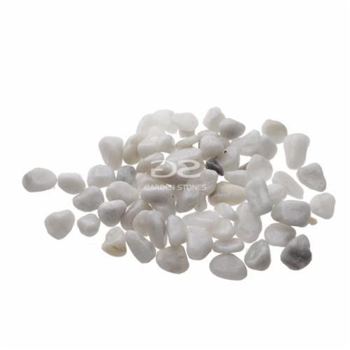 Białe, gładkie otoczaki dekoracyjne w skupisku, z delikatnymi szarymi akcentami. Idealne do aranżacji ogrodowych i wnętrz.