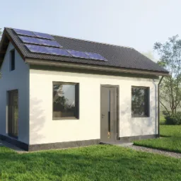 Niewielki, parterowy dom z panelami słonecznymi na dachu, otoczony trawnikiem i drzewami.