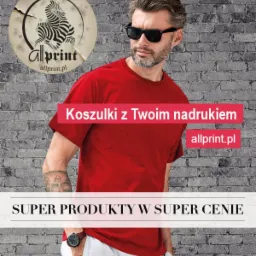 Mężczyzna w czerwonej koszulce z reklamowym nadrukiem, logo firmy z zebrą w tle, na tle ściany z cegły.