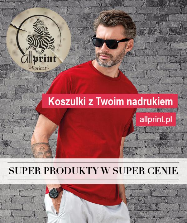 Mężczyzna w czerwonej koszulce z reklamowym nadrukiem, logo firmy z zebrą w tle, na tle ściany z cegły.