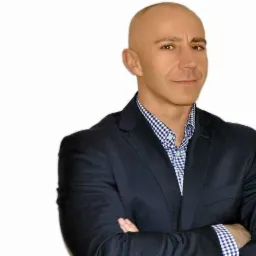 Portret mężczyzny w garniturze z założonymi rękami na białym tle. Profesjonalny wizerunek doradcy z Kielc. Koszula w kratę.