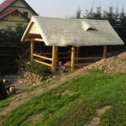 Wiata z bala kryta wiórem osikowym