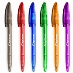 Sześć długopisów reklamowych w różnych kolorach (szary, czerwony, niebieski, zielony, pomarańczowy, fioletowy) ustawionych obok siebie na białym tle.