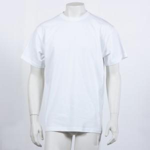 Biały, gładki t-shirt z krótkim rękawem na manekinie z szarego tworzywa, ustawionym na jasnoszarym tle.