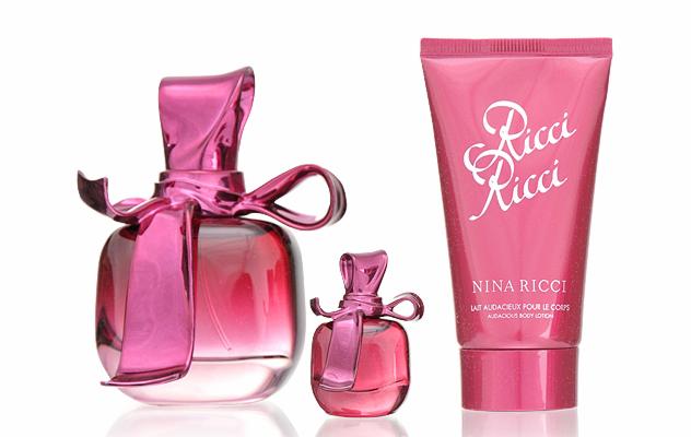 Zestaw kosmetyków Nina Ricci: flakon perfum z różową wstążką, miniaturka perfum i balsam do ciała na białym tle. Idealne na sesję fotografii produktowej.