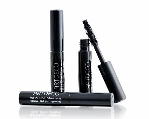 Zestaw czarnych tuszy do rzęs Artdeco All in One Mascara, ułożonych na białym tle z delikatnym odbiciem. Widoczne opakowania, szczoteczka i napisy.