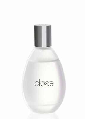 Elegancki flakon perfum 'Close' o owalnym kształcie z srebrną nakrętką, na jasnym, minimalistycznym tle. Subtelne światło podkreśla czystość i świeżość produktu.