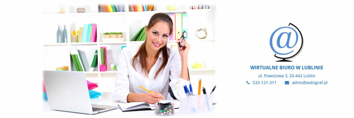 Uśmiechnięta kobieta w biurze, z laptopem i notatnikiem. W tle półki z książkami i dekoracjami. Po prawej logo wirtualnego biura w Lublinie.
