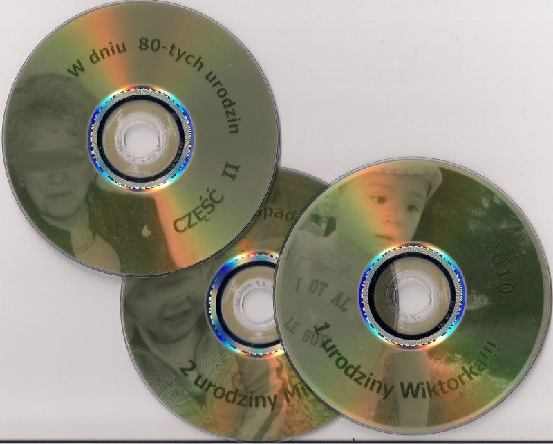 Trzy płyty CD z nadrukowanymi zdjęciami i napisami okolicznościowymi: 'W dniu 80-tych urodzin', 'Część II', '2 urodziny Mi', '1 urodziny Wiktorka', '2010', ukazujące prezentacje multimedialne...