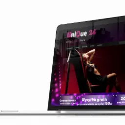 Laptop wyświetlający stronę sklepu internetowego z butami Unique 24, oferującego bezpłatną wysyłkę od 150 zł, prezentowany w Kołobrzegu.