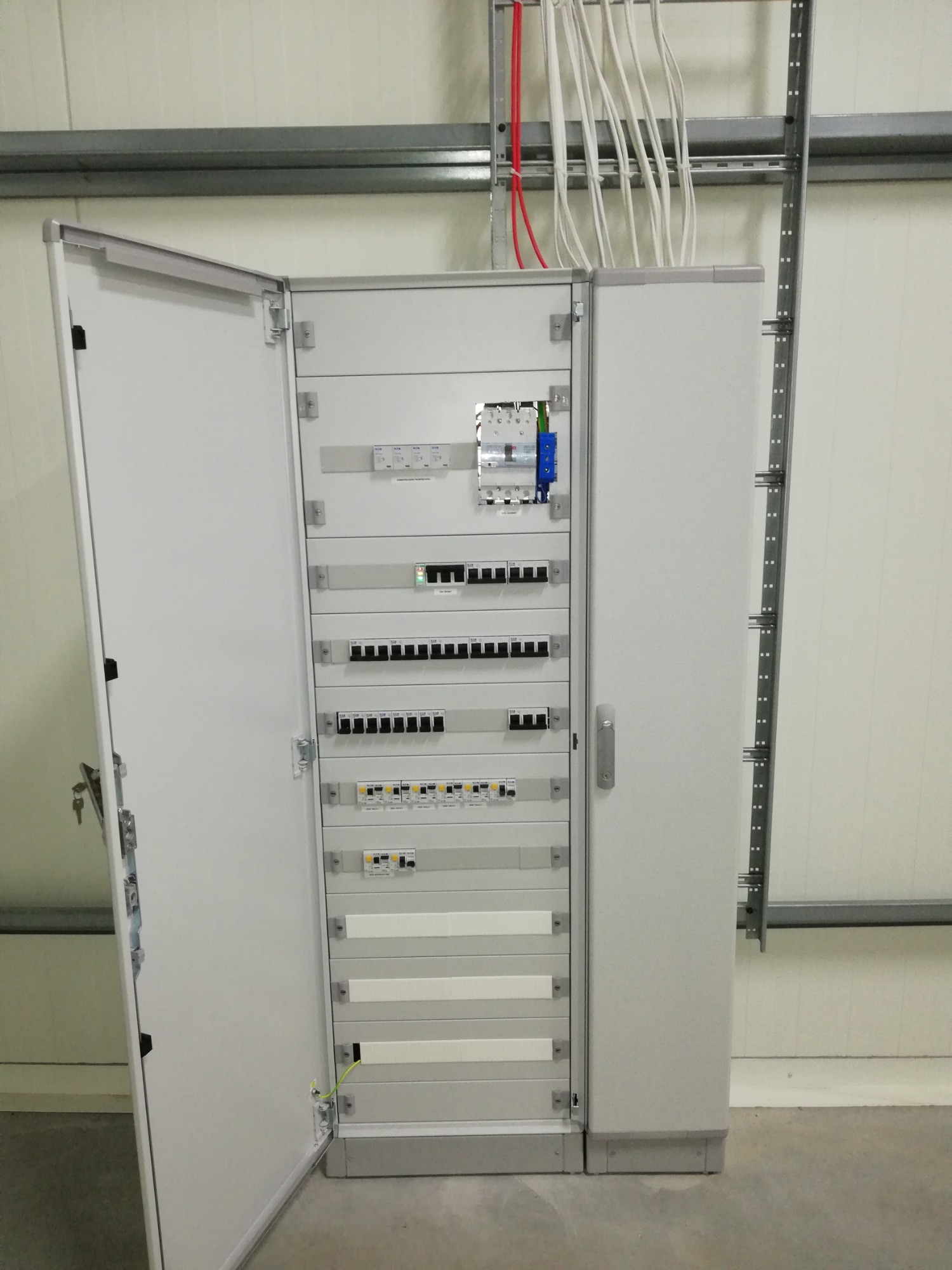 Rozdzielnie, również prefabrykacje na zamówienie.