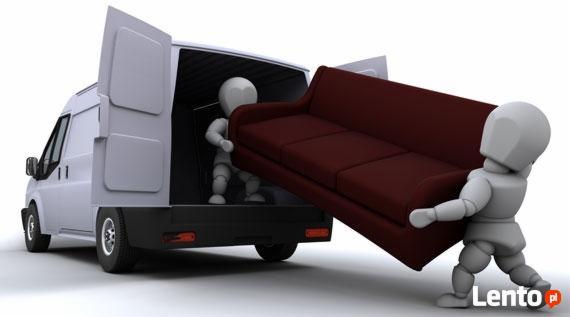 Transport mebli busem w Częstochowie. Dwóch manekinów wnosi bordową sofę do białego busa z otwartymi drzwiami. Widok z tyłu pojazdu.