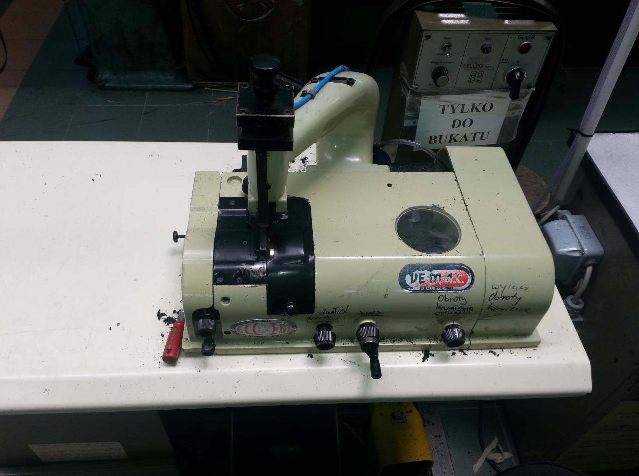 Specjalistyczna maszyna szwalnicza VEMAC do obróbki materiałów skórzanych, z widocznymi pokrętłami regulacji i napisem 'Tylko do Bukatu'.