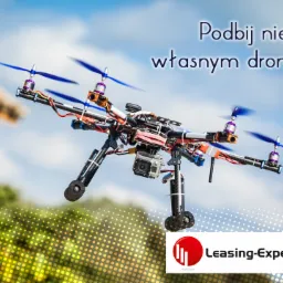 Latający dron z kamerą na tle błękitnego nieba z napisem 'Podbij niebo... własnym dronem!' i logo firmy Leasing-Experts.