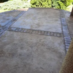 Beton stemplowany z wstawką dekoracyjną